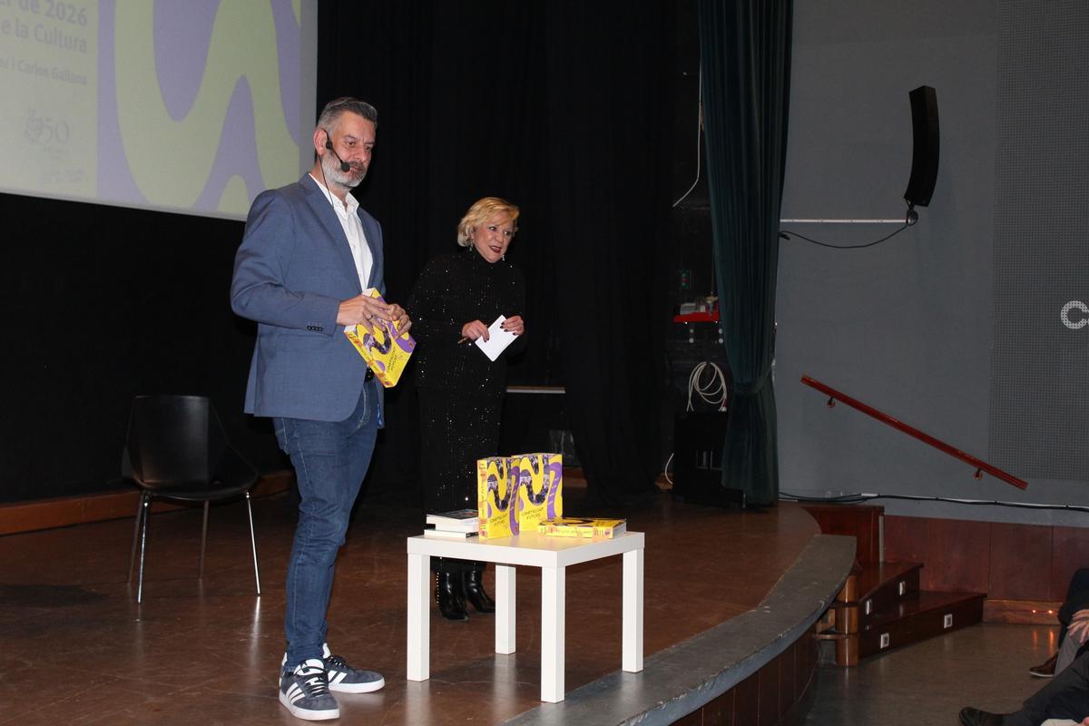 Un momento de la presentación del libro de la comisión alzireña Plaça la Malva, ganadora del certamen en 2025.