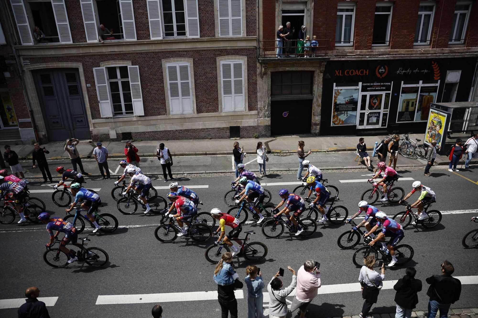 (France), 08/07/2025.- The peloton in action during the 4th stage of the Tour de France cycling race over 174.2km from Amiens to Rouen, France, 08 July 2025. (Ciclismo, Francia) EFE/EPA/MARTIN DIVISEK
