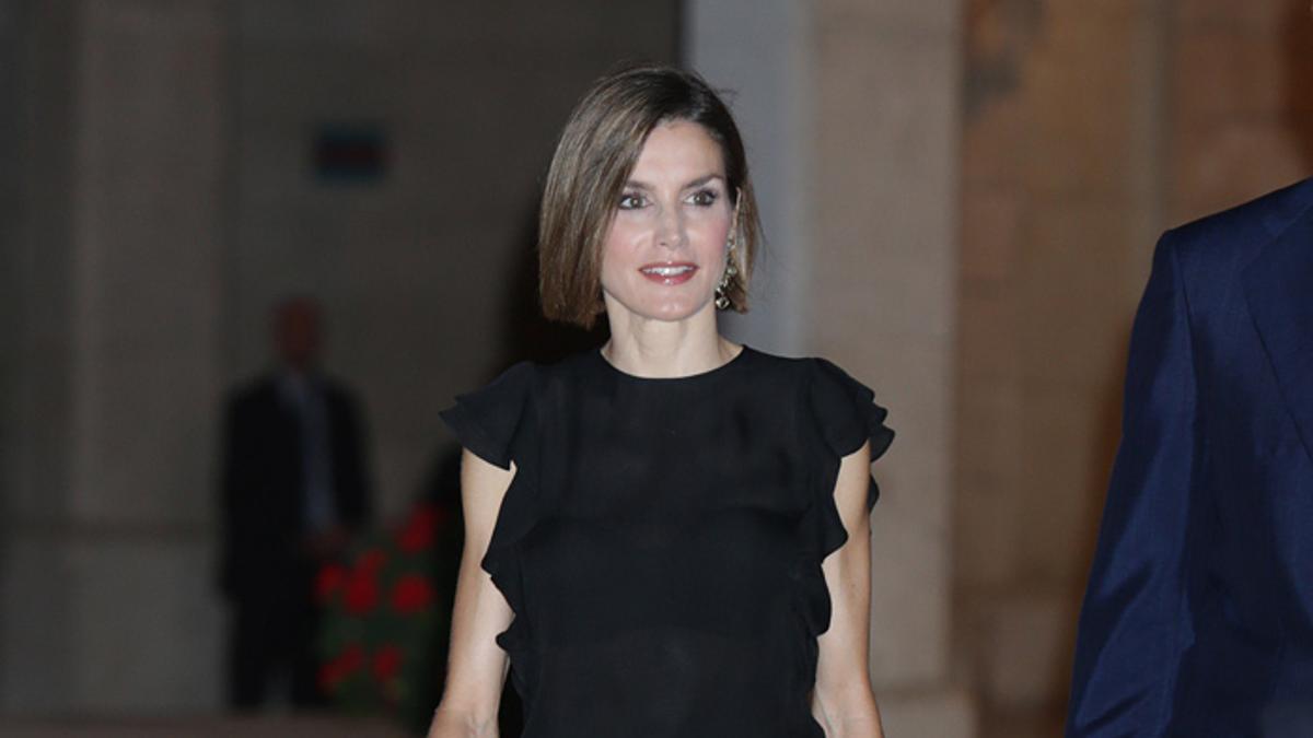 Letizia Ortiz con blusa negra con volantes de Mango