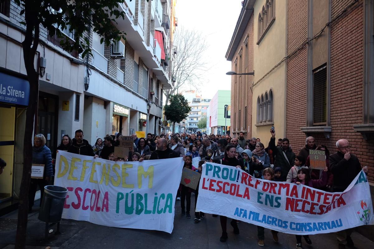 Manifestación por las calles de L'Hospitalet, este viernes.