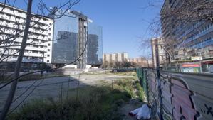 Solar en el número 59 de la avenida Diagonal, junto a la calle Selva de Mar, que el Ayuntamiento tiene cedido a la Cambra de Comerç