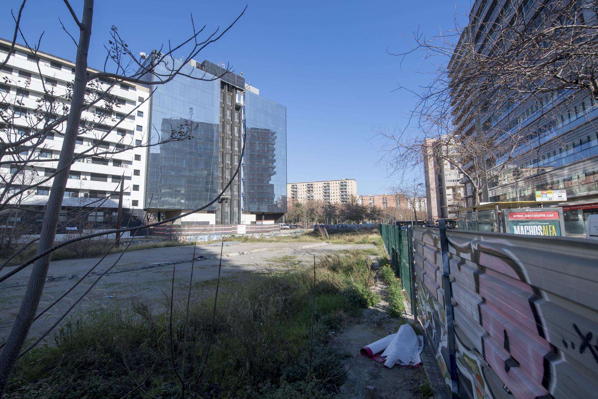 Solar en el número 59 de la avenida Diagonal, junto a la calle Selva de Mar, que el Ayuntamiento tiene cedido a la Cambra de Comerç