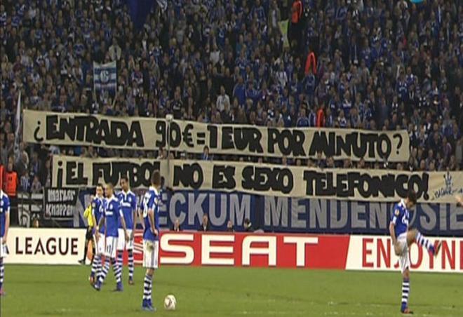 Diversidad de pancartas de todo tipo en el fútbol mundial