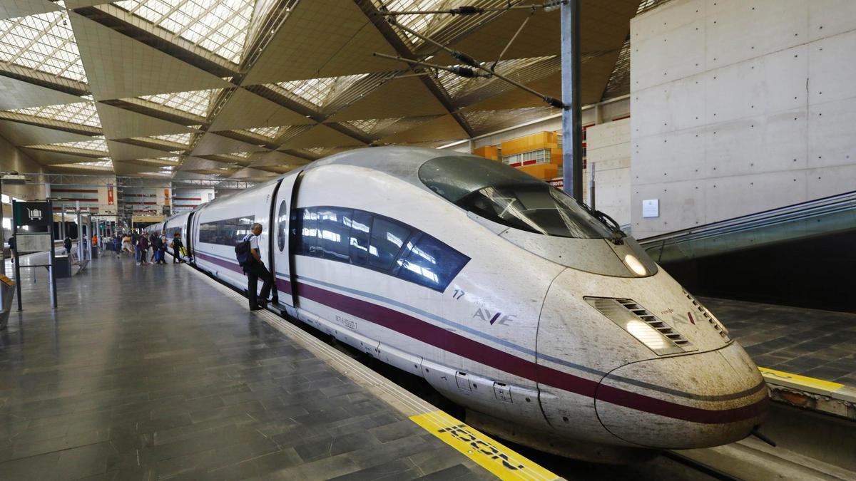 Un AVE, esta semana, en la estación Delicias de Zaragoza.