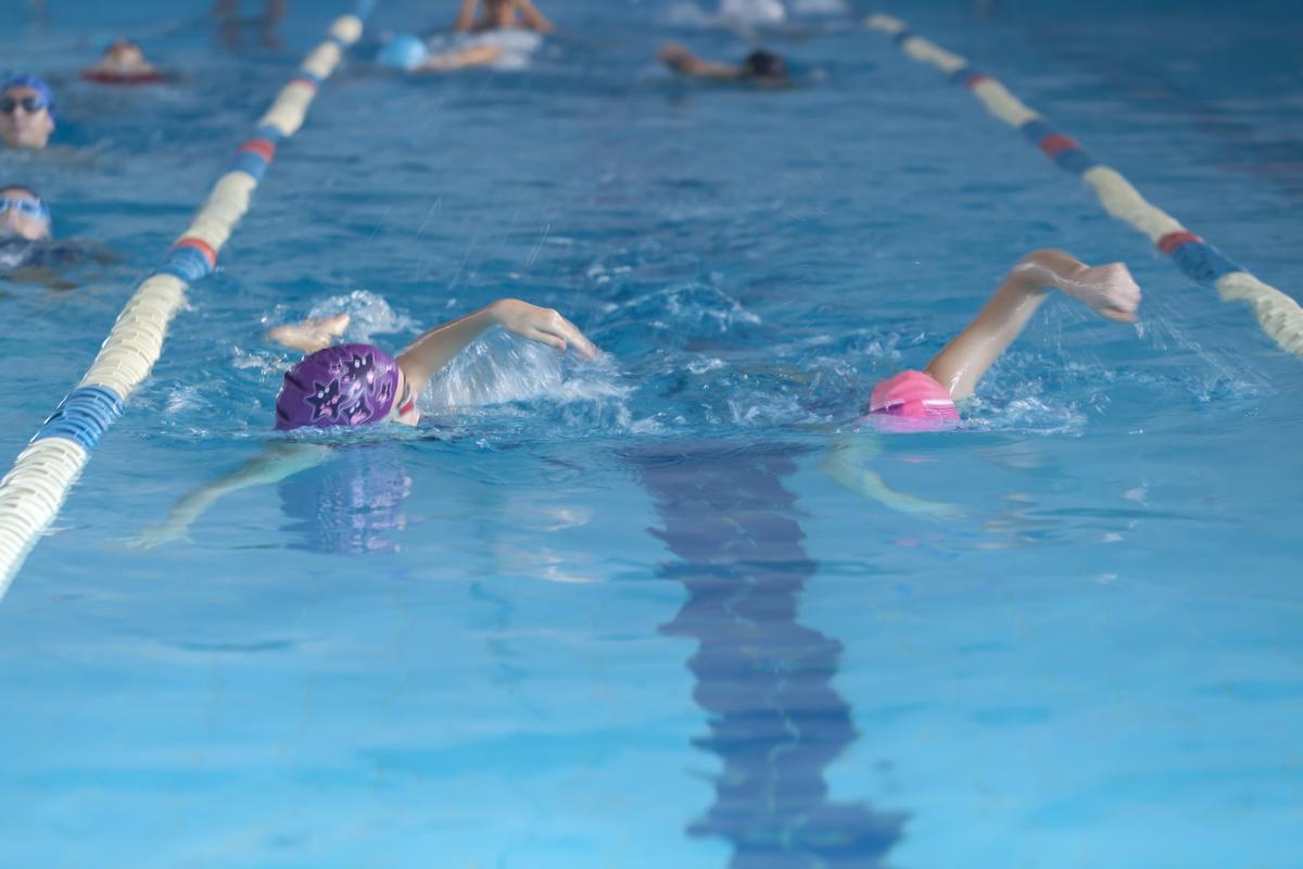 Actividad de piscina con el alumnado de La Devesa School.