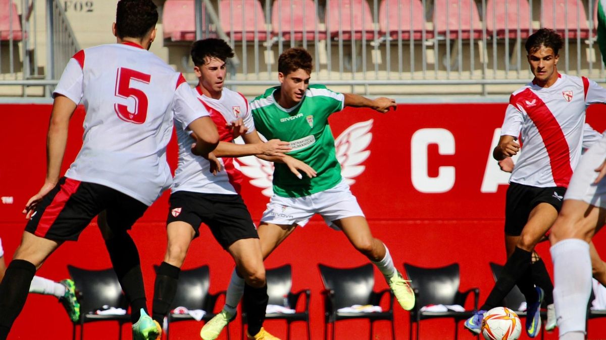 Jan Reixach lucha por la posesión durante el encuentro ante el Sevilla Atlético.