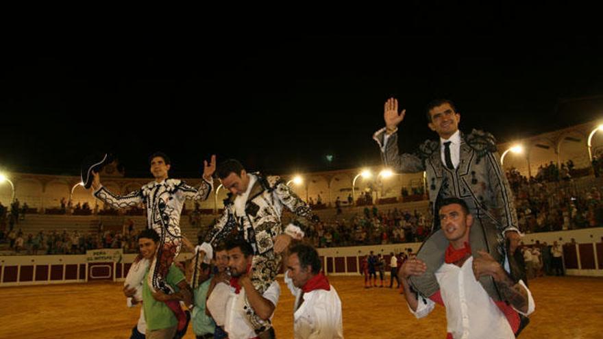 Fortes, Ponce y Adame, saliendo en hombros ayer en Antequera.