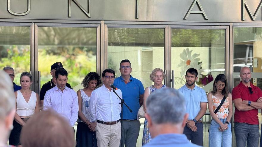 Concejales y vecinos de San Vicente guardan un minuto de silencio por el doble crimen machista