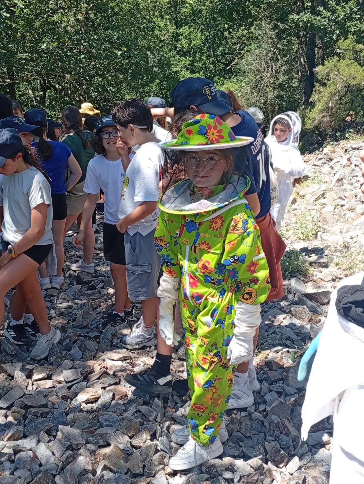 En imágenes: Una treintena de alumnos de Castropol, Boal y los Oscos descubren la apicultura tradicional en Ibias