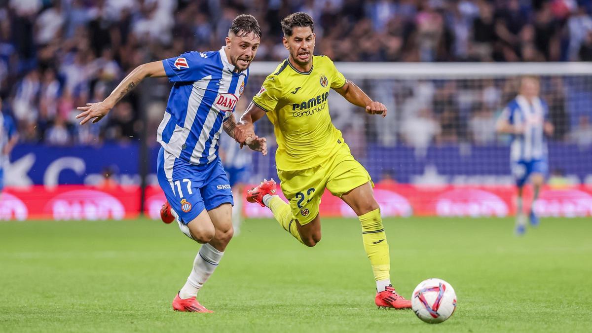 Jofre Carreras of RCD Espanyol and Ayoze Perez of Villarreal CF in action during the Spanish league, La Liga EA Sports, football match played between RCD Espanyol and Villarreal CF at RCDE Stadium on September 26, 2024 in Barcelona, Spain. AFP7 26/09/2024 ONLY FOR USE IN SPAIN