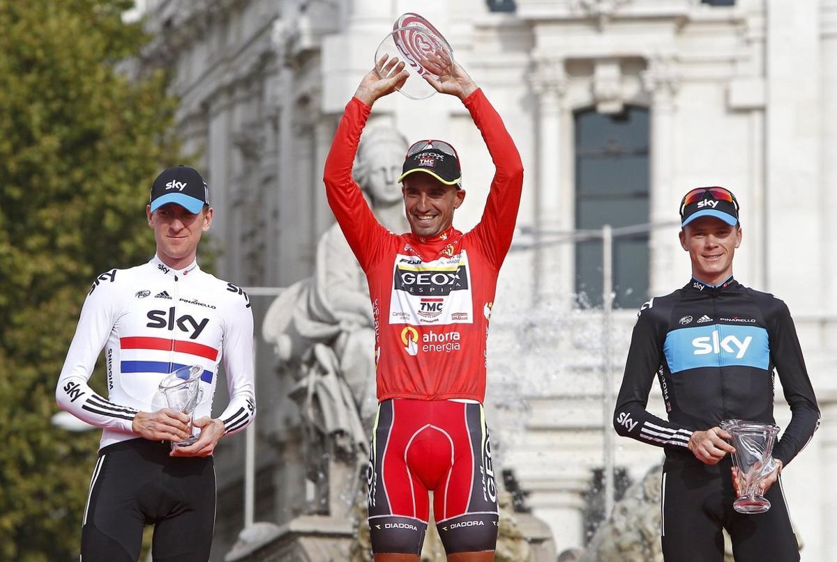 MD42  MADRID  11 09 2011 - Los ciclistas Juanjo Cobo  c  del Geox-TMC  los britanicos Christopher Froome  Sky   d  y Bradley Wiggins  i   en el podio tras imponerse primero  segundo y tercer clasificado  respectivamente  en la 66  Vuelta a Espana tras finalizar la vigesimoprimera y ultima etapa disputada hoy entre el entre el circuito de El Jarama y Madrid  de 94 kilometros de recorrido  EFE Jose Manuel Vidal