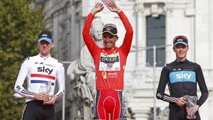 MD42  MADRID  11 09 2011 - Los ciclistas Juanjo Cobo  c  del Geox-TMC  los britanicos Christopher Froome  Sky   d  y Bradley Wiggins  i   en el podio tras imponerse primero  segundo y tercer clasificado  respectivamente  en la 66  Vuelta a Espana tras finalizar la vigesimoprimera y ultima etapa disputada hoy entre el entre el circuito de El Jarama y Madrid  de 94 kilometros de recorrido  EFE Jose Manuel Vidal