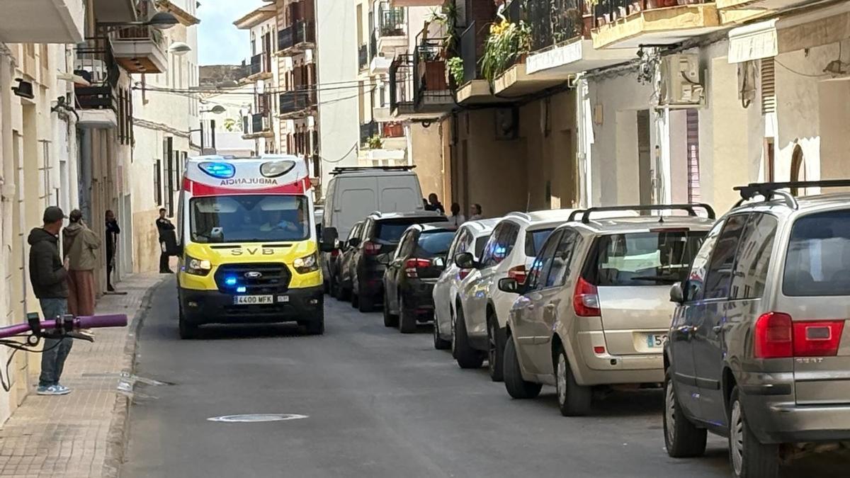 La ambulancia, en la calle donde se produjo la agresión