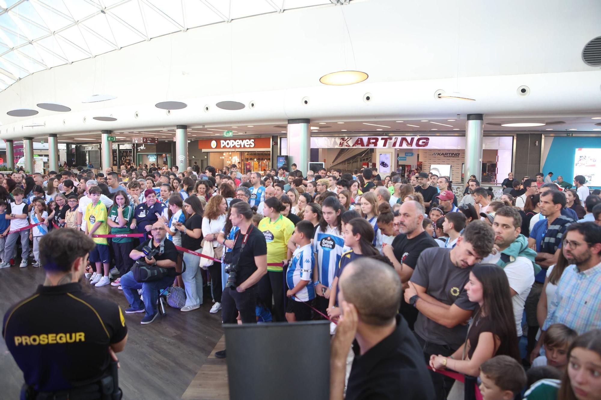 El Deportivo presenta en Marineda City sus equipaciones para la temporada 2025-2026
