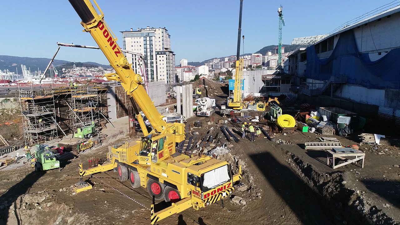 Obras de la Xunta en la nueva terminal de buses, con la terminal provisional de trenes al fondo