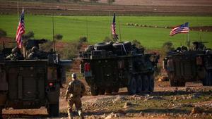 Una columna de blindados estadounidenses avanza hacia Manbij, en el norte de Siria.
