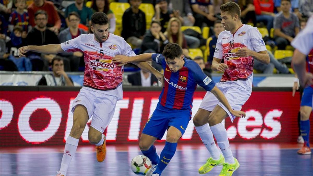 Roger Serrano, entre Elías (5) y Pito (18) en la segunda vuelta en el Palau