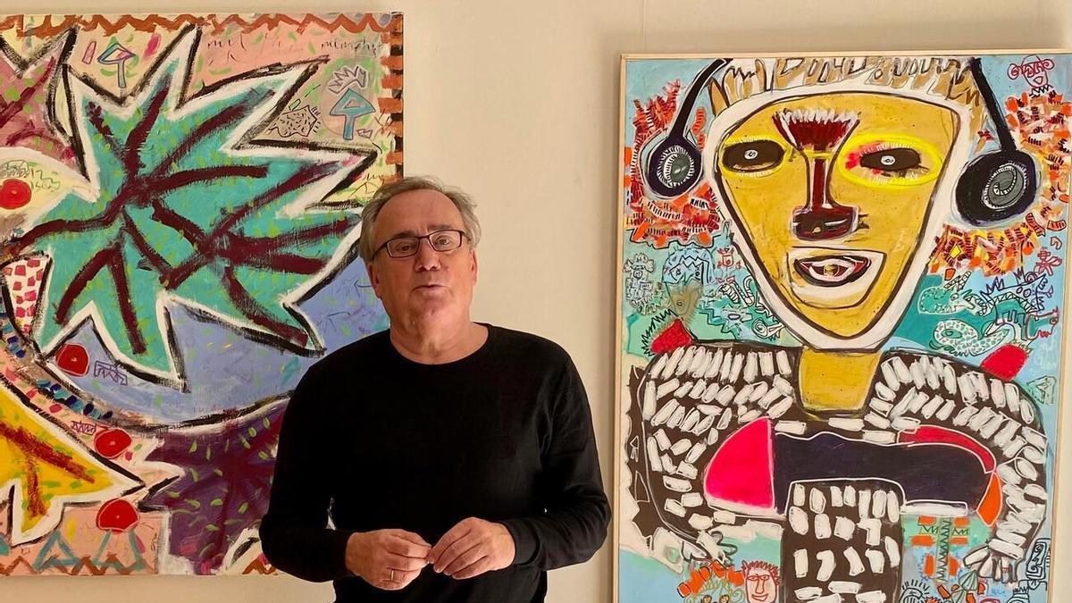 El artista francés, Philippe Rouffiac, ante algunas de sus obras