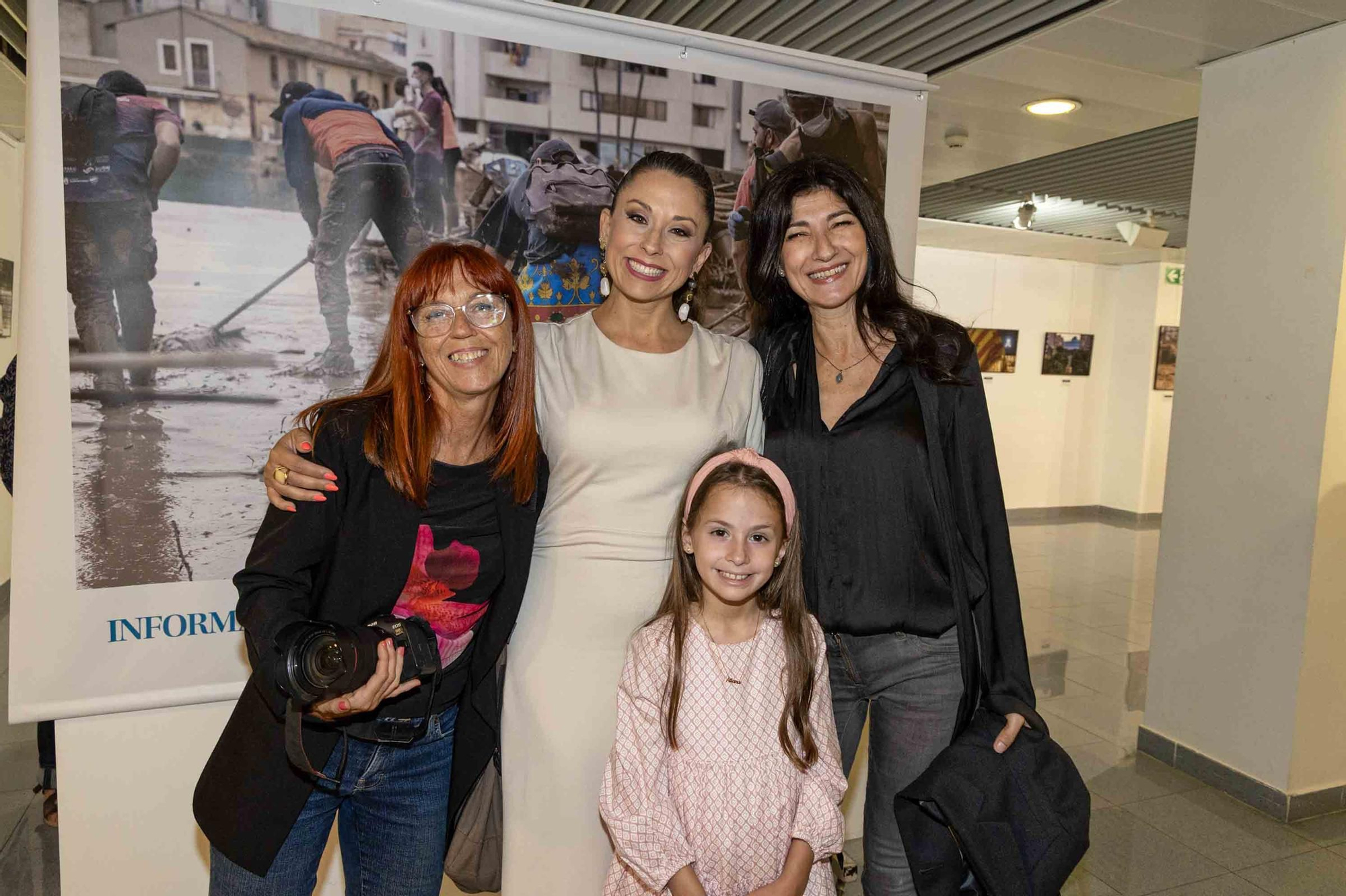 lleno total en la inauguración de INFotoperiodistas 2024,. un año de fotografía de prensa en Alicante
