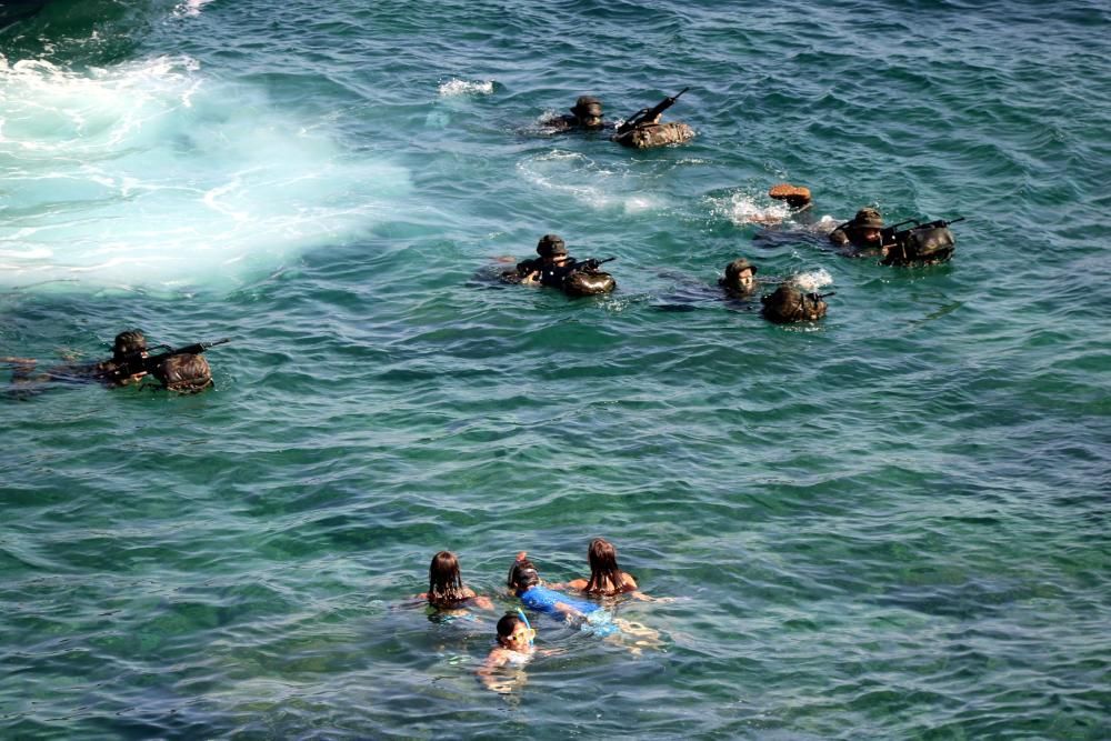 L''Exèrcit i la Guàrdia Civil fan un exercici d''assalt a la costa de l''Escala