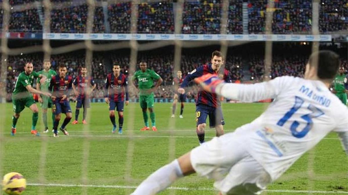 Messi marca de penalti contra el Levante en la Liga 2014/15