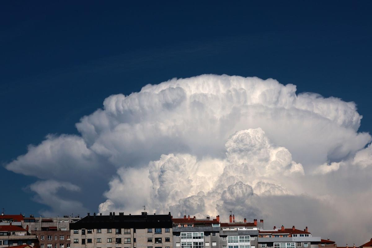 Un gran cúmulo de nubes tormentosas amenza Vigo desde el este