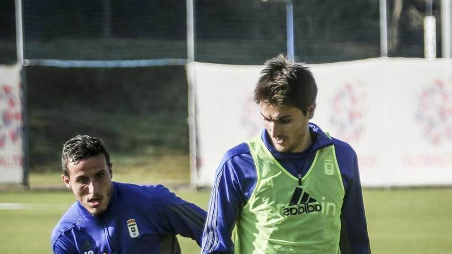 Christian Fernández presiona a Vila, ayer en El Requexón.