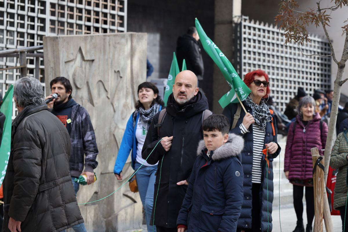 Cadena humana en Zaragoza en defensa de Canal Roya - El Periódico de Aragón