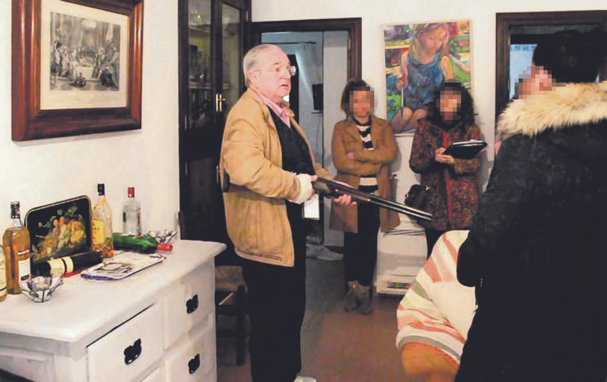 El anciano Pau Rigo sostiene la escopeta con la que mató a Mauricio Escobar en la reconstrucción del crimen. | FIRMA