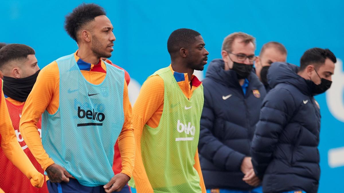 Dembélé junto a otros jugadores del Barça durante un entrenamiento.