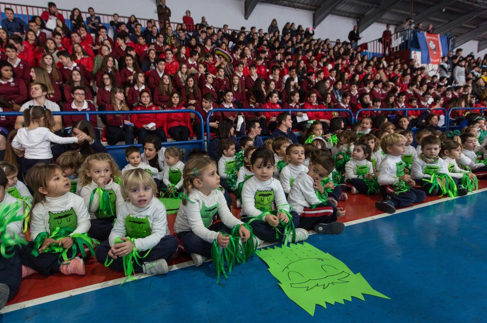 Multitudinario mosaico por la paz en el colegio Agustinos de Alicante