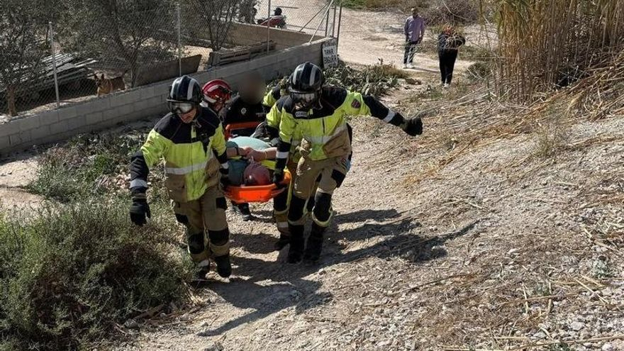 Rescatan a un hombre en silla de ruedas que cayó por un terraplén en Molina de Segura