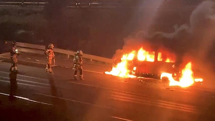 Aparatoso incendio de una furgoneta en la autopista de Inca