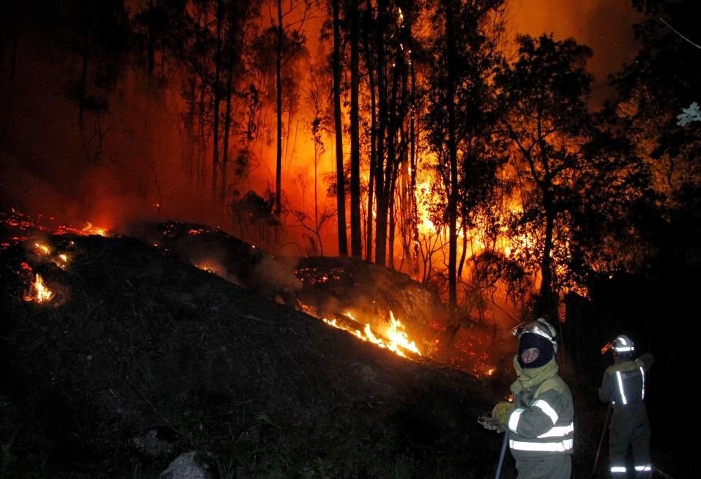 Voraz incendio en Cerdedo-Cotobade