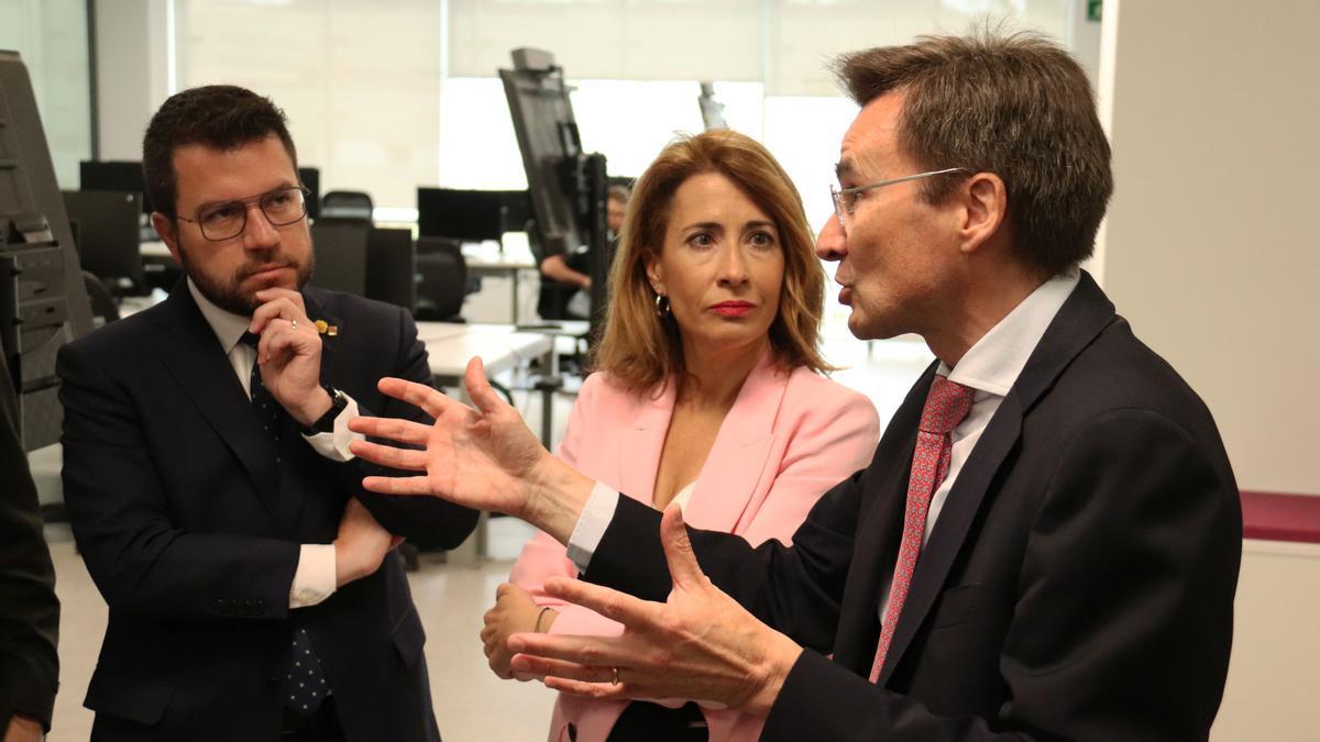 El president de Vueling, Marco Sansavini, parla amb la ministra de Transports, Raquel Sánchez i el president del Govern, Pere Aragonès en una visita institucional a la nova seu de Vueling a Viladecans  Aina Martí / ACN