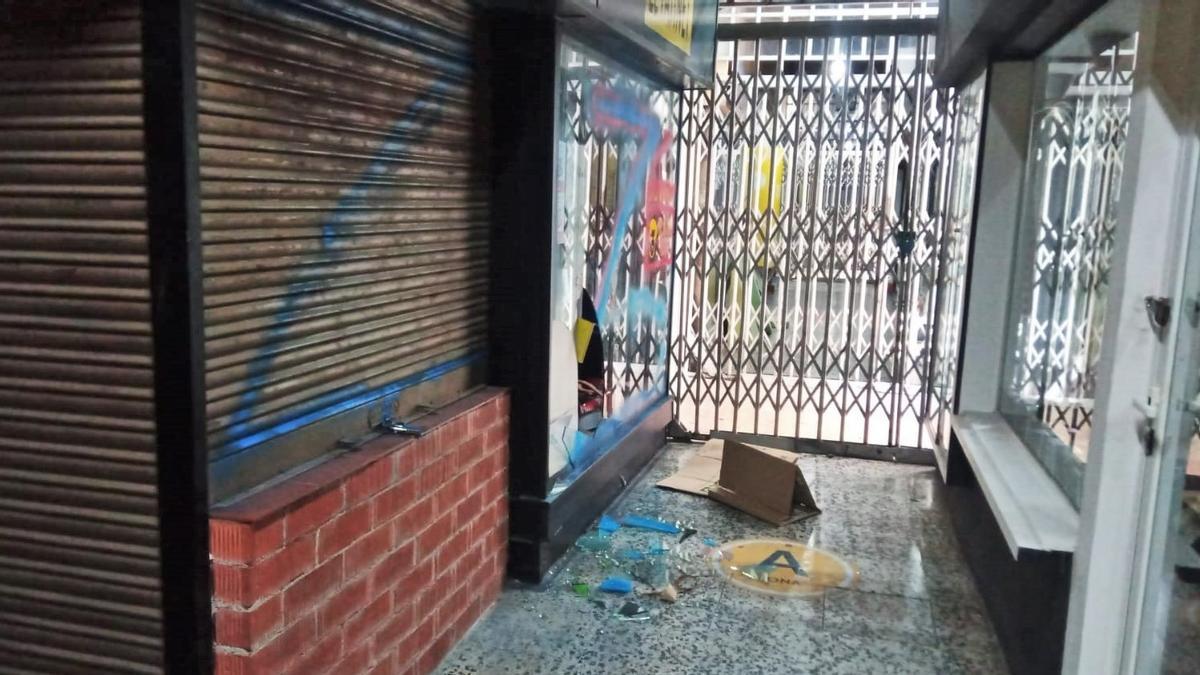 Una galeria comercial de Barcelona denuncia un dels seus botiguers per danys i amenaces Una galeria comercial de Barcelona denuncia un dels seus botiguers per danys i amenaces