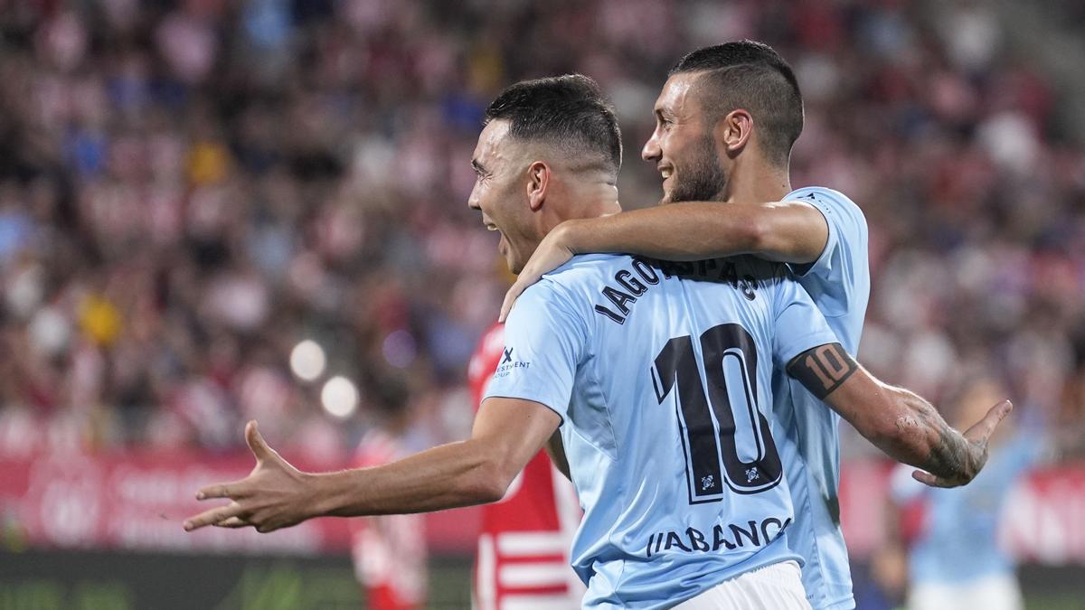 GIRONA, 26/08/2022.- El jugador del Celta de Vigo Iago Aspas (i) celebra el gol conseguido durante el partido de la tercera jornada de Liga en Primera División entre el Girona FC - RC Celta, en el estadio municipal de Montilivi. EFE/David Borrat