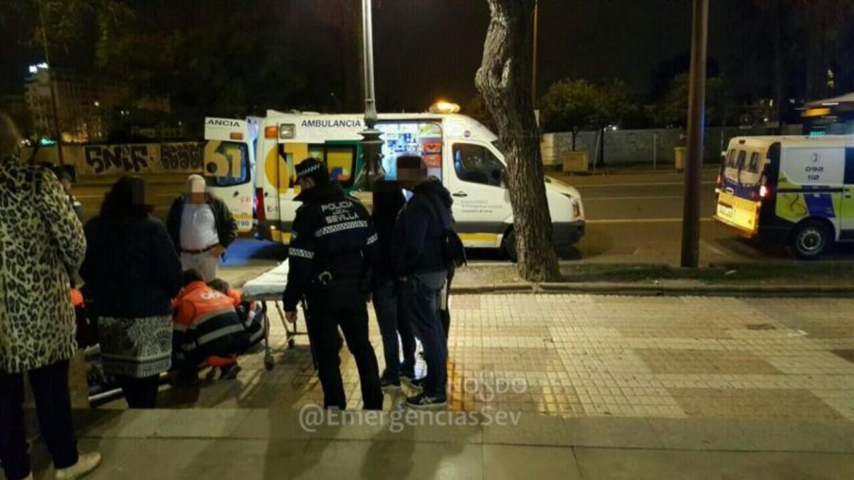 Personal sanitario atiende a una mujer que resultó herida en Sevilla tras hacerse un selfi.