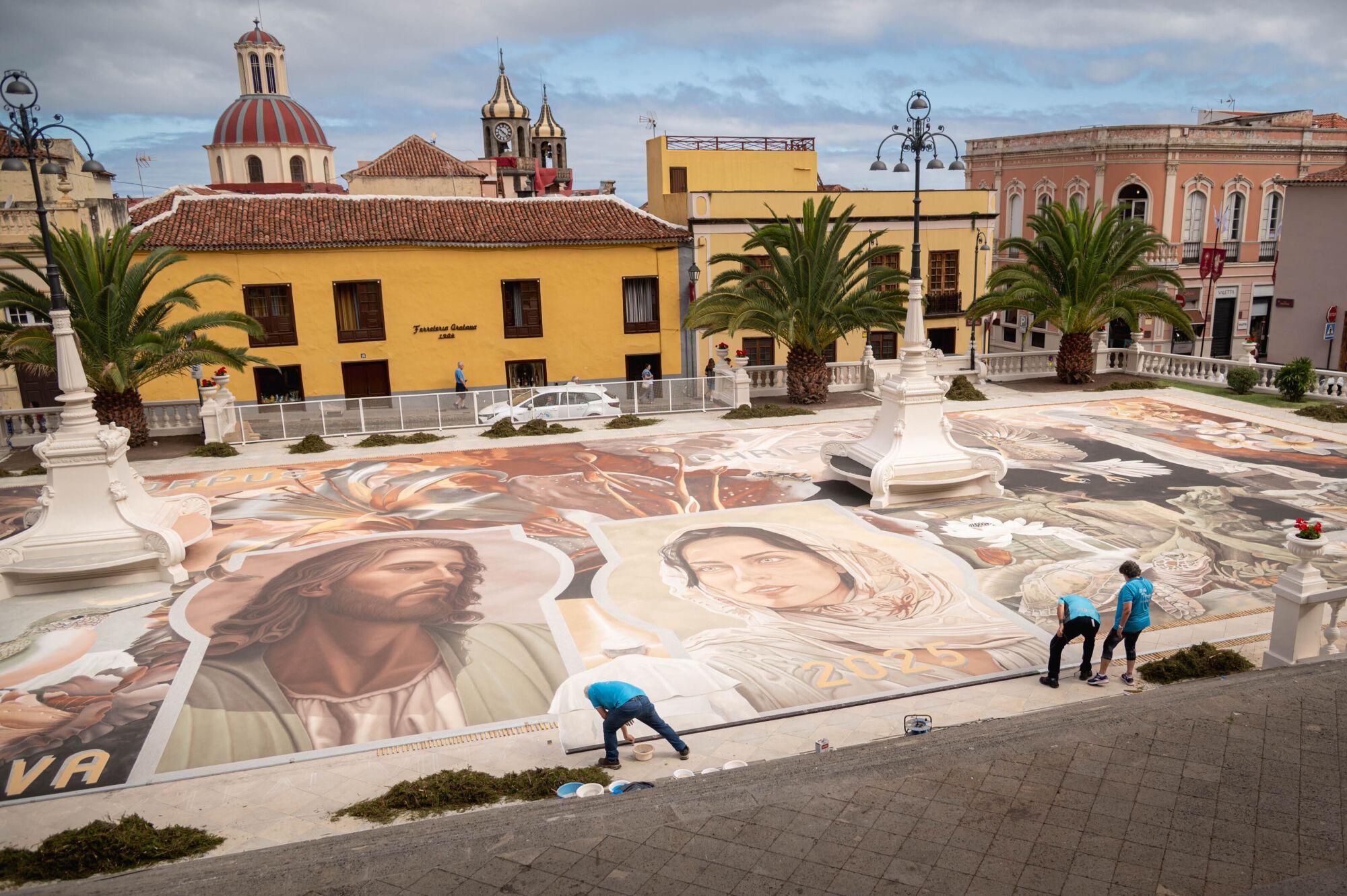 Colocación del tapiz de La Orotava