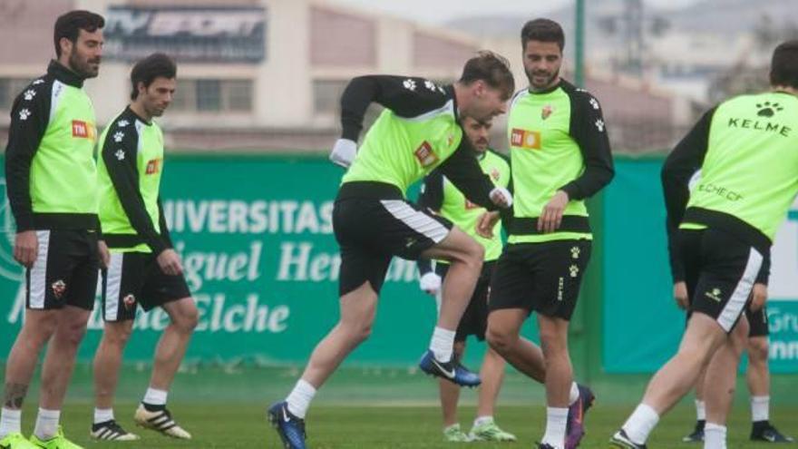 Arriba a la izquierda, Túñez, que será titular. Abajo Malonga, que se estrena en la convocatoria.