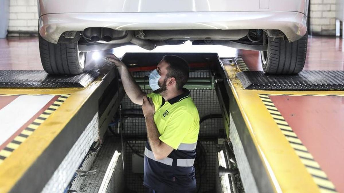 Si tu coche está matriculado a partir de 1999 puedes tener problemas para pasar la ITV