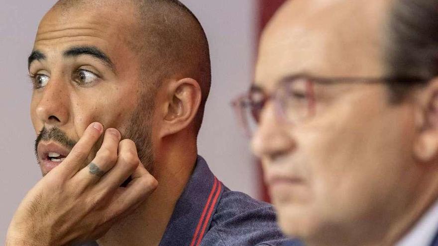 Guido Pizarro y José Castro, ayer en Sevilla. // Julio Muñoz