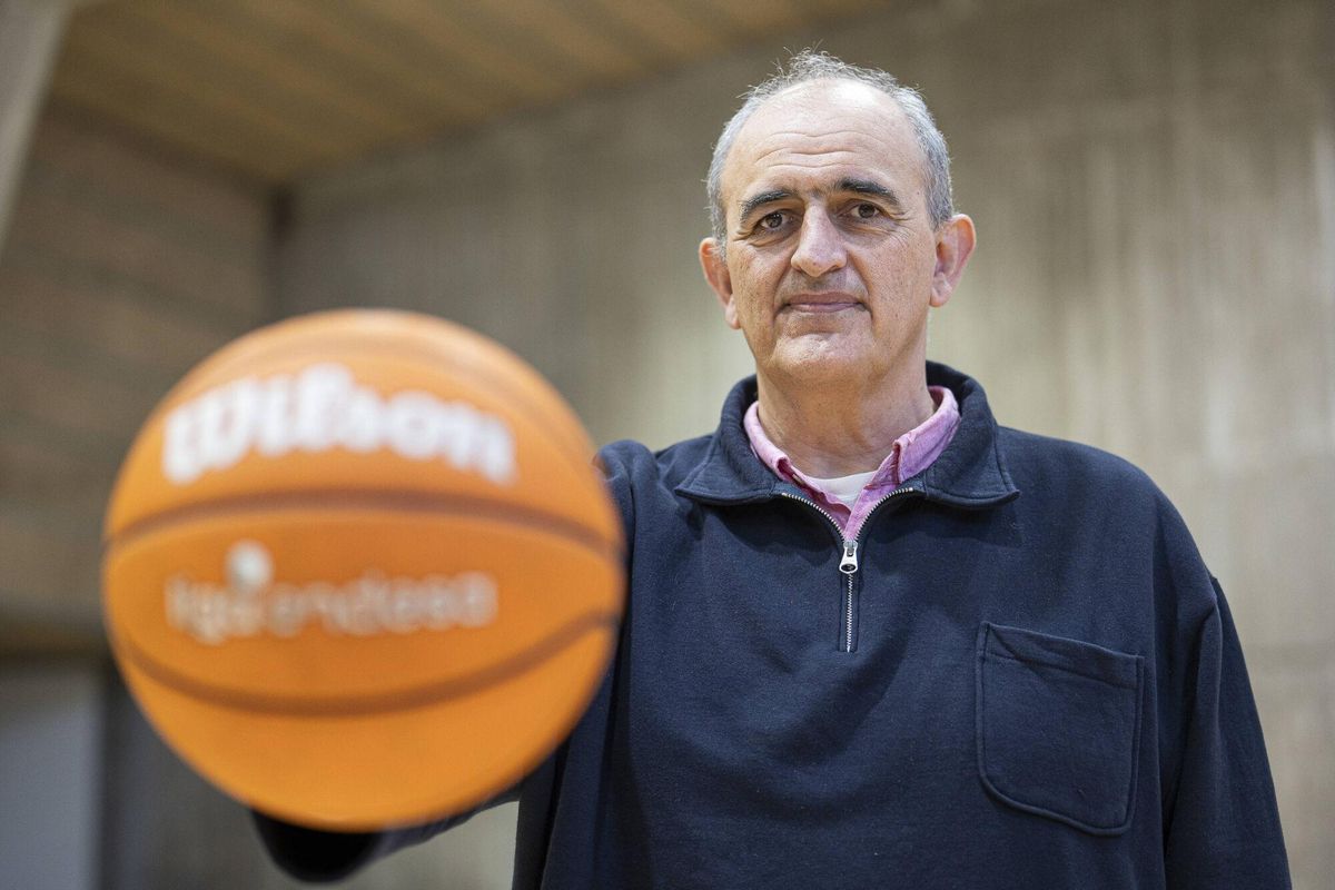 Morales, con el balón de la liga.