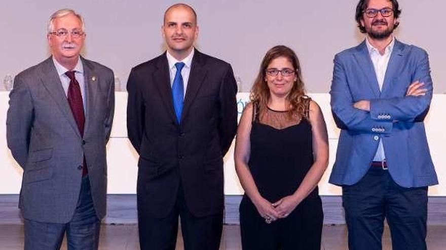 El doctor Miguel Caínzos junto a los investigadores gallegos Rodolfo Gómez Bahamonde, Ana Vega Gliemmo y Eduardo Barge.