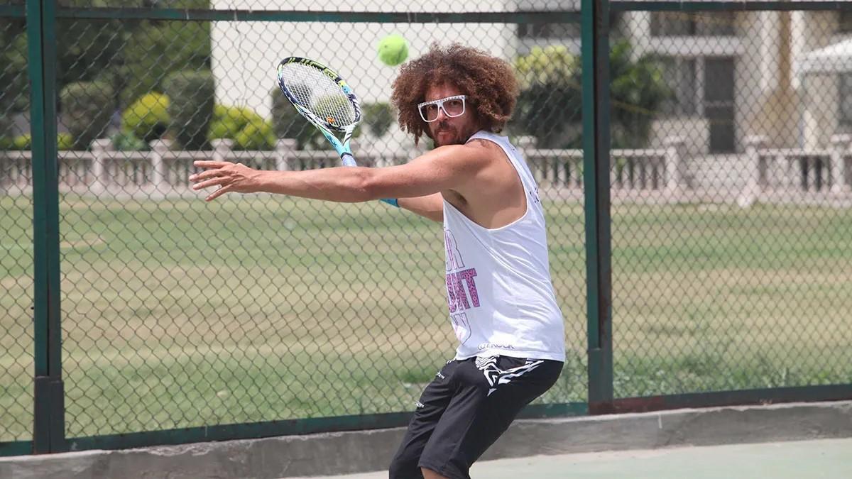Redfoo jugando a tenis a sus 49 años.
