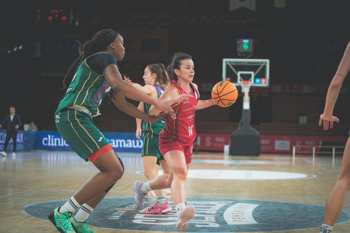 Alicia Morales, con el balón con el Baloncesto Sevilla Femenino.