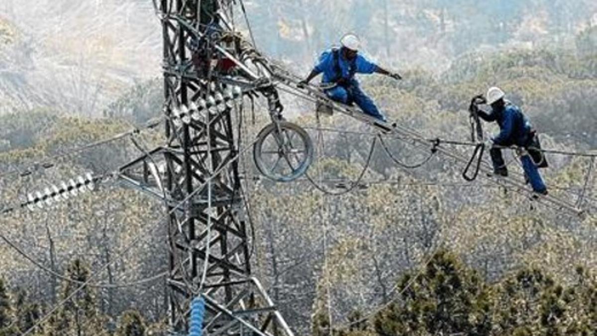 Labores de reparación de red de alta tensión en el Baix Empordà.