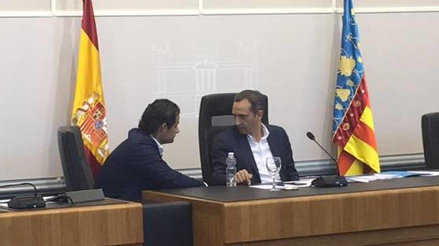 Eduardo Dolón y César Sánchez ayer durante el pleno ordinario de septiembre.