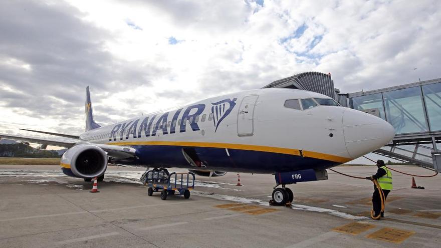 Un avión de Ryanair en Peinador // Marta G. Brea