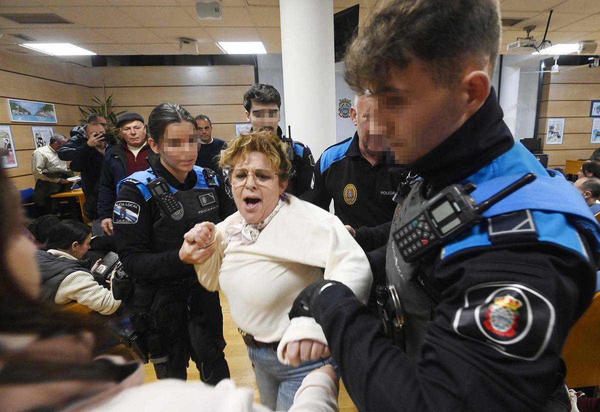 Estela Santomé cuando fue expulsada de la asamblea de la Mancomunidad el viernes 6 de febrero.